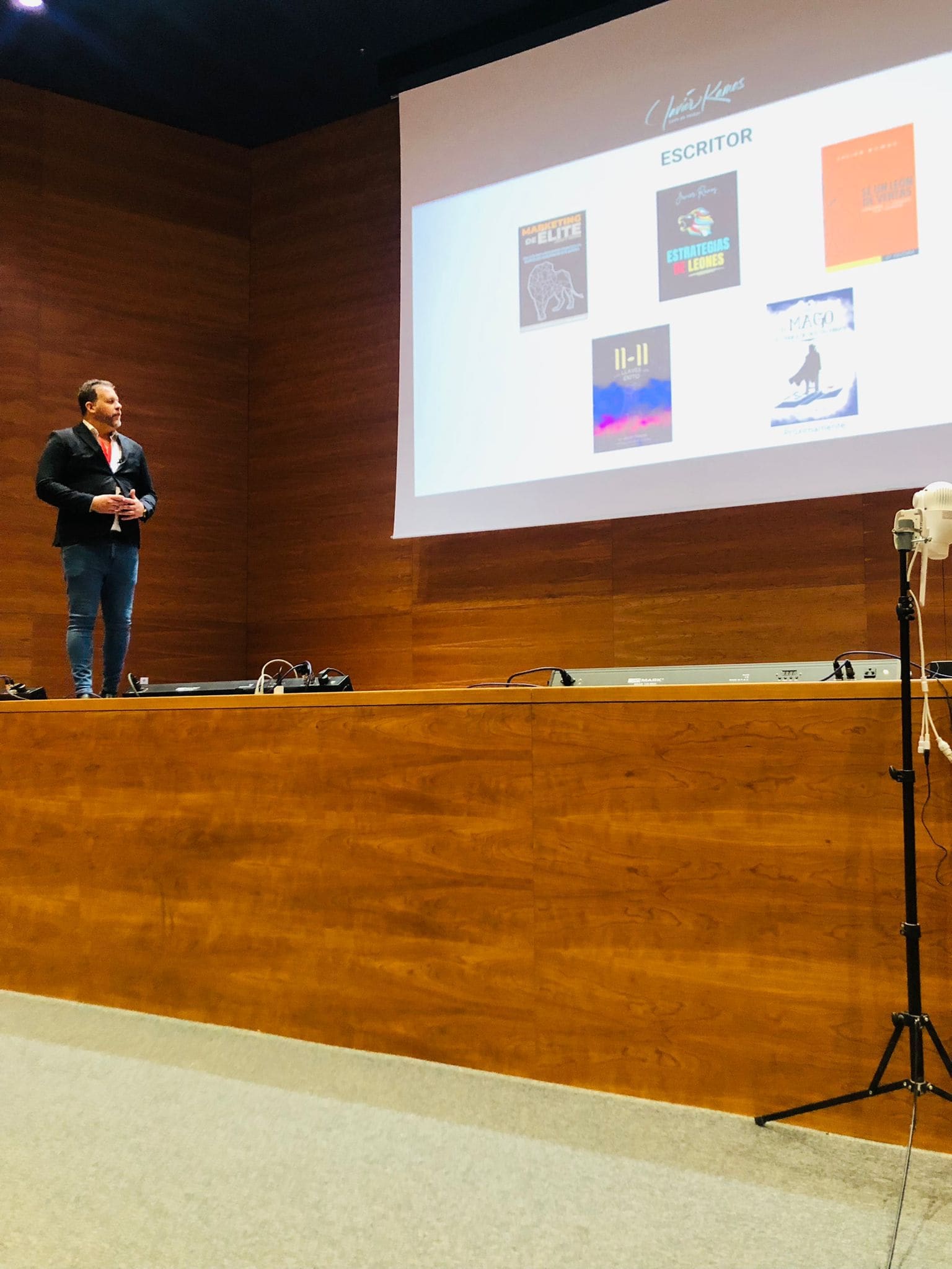 León de Ventas dando una conferencia de marketing